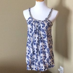 Beautiful blue and white floral Gap tank